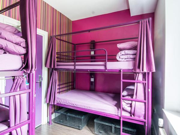 Safestay London Kensington Holland Park : photo 10 de la chambre lit dans dortoir mixte de 4 lits avec salle de bains commune