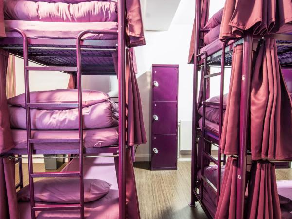 Safestay London Kensington Holland Park : photo 4 de la chambre lit dans dortoir mixte de 9 lits avec salle de bains privative