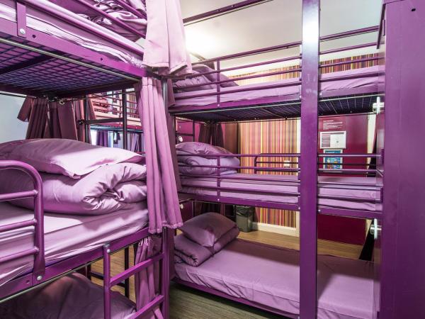 Safestay London Kensington Holland Park : photo 8 de la chambre lit dans dortoir mixte de 9 lits avec salle de bains privative