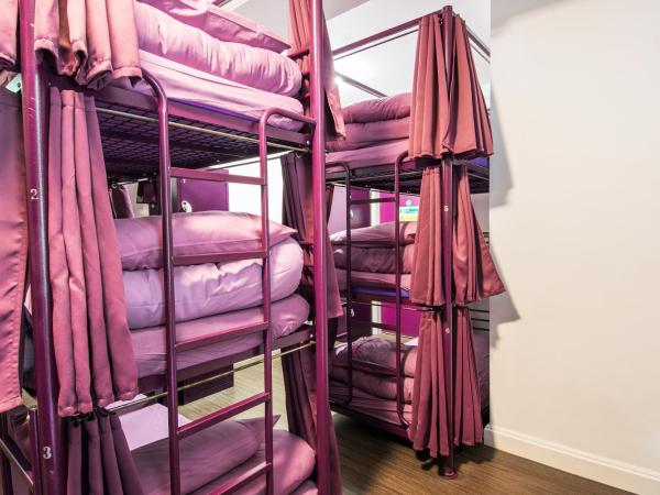 Safestay London Kensington Holland Park : photo 10 de la chambre lit dans dortoir mixte de 9 lits avec salle de bains privative