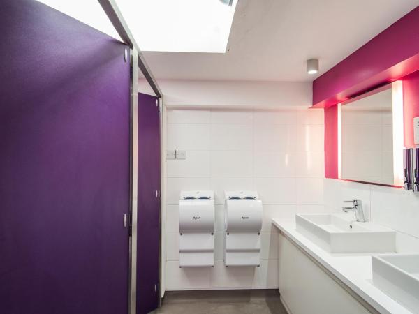 Safestay London Kensington Holland Park : photo 9 de la chambre bed in 12-bed mixed dormitory with shared bathroom