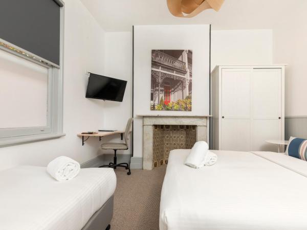 Dalziel Lodge : photo 10 de la chambre chambre triple avec salle de bains commune