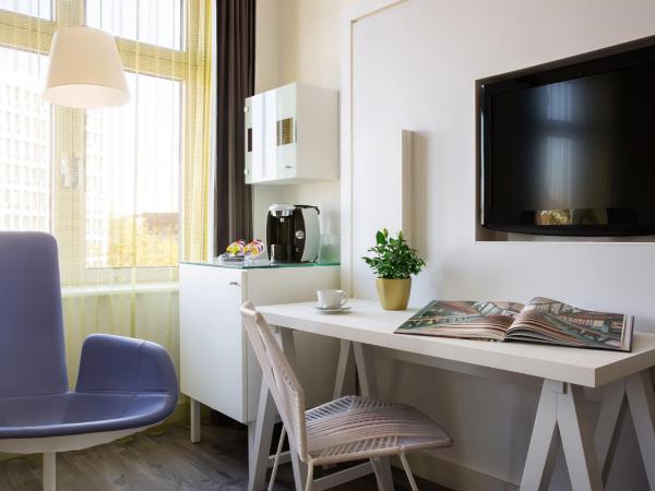 Hotel Indigo Berlin - Ku'damm, an IHG Hotel : photo 1 de la chambre chambre lit king-size standard avec bureau