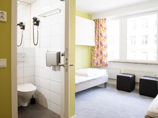 Slottsskogens Hostel : photo 6 de la chambre chambre quadruple avec salle de bains privative