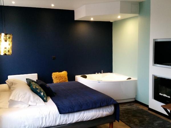 Logis Hôtel La Chaize : photo 3 de la chambre chambre double supérieure avec baignoire spa