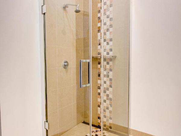 Mantra Charles Hotel : photo 3 de la chambre chambre lit king-size