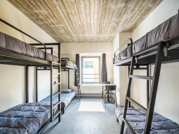 Auberge de Jeunesse Charleroi Youth Hostel : photo 3 de la chambre chambre familiale avec salle de bains privative