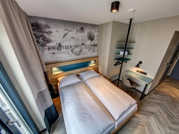 Schulz Hotel Berlin Wall at the East Side Gallery : photo 2 de la chambre chambre double ou lits jumeaux