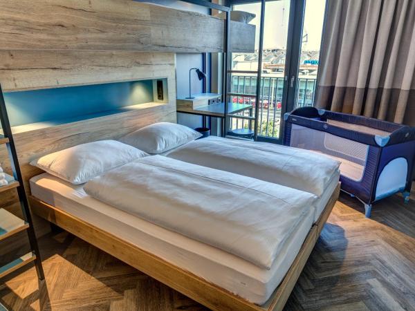 Schulz Hotel Berlin Wall at the East Side Gallery : photo 9 de la chambre chambre familiale standard