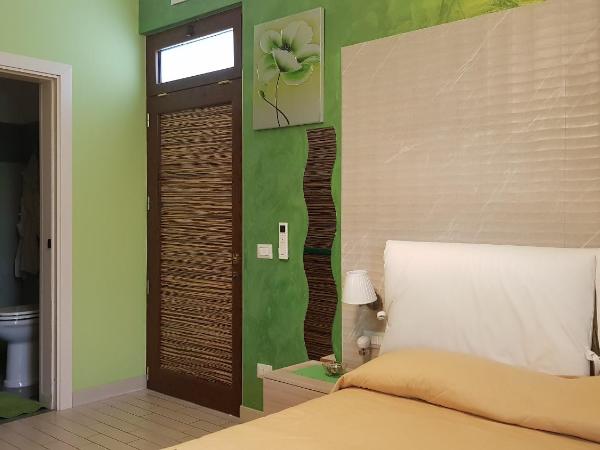 B&B Borgo Santa Margherita : photo 10 de la chambre chambre lit king-size avec douche accessible en fauteuil roulant - adaptée aux personnes à mobilité réduite