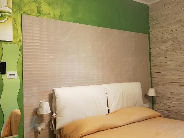 B&B Borgo Santa Margherita : photo 8 de la chambre chambre lit king-size avec douche accessible en fauteuil roulant - adaptée aux personnes à mobilité réduite