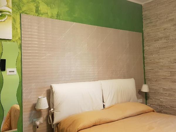 B&B Borgo Santa Margherita : photo 9 de la chambre chambre lit king-size avec douche accessible en fauteuil roulant - adaptée aux personnes à mobilité réduite