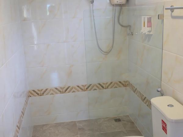 Chokdee Resort : photo 4 de la chambre chambre triple - vue sur jardin