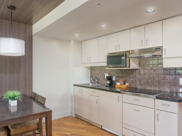 West Coast Suites at UBC : photo 9 de la chambre suite lit king-size