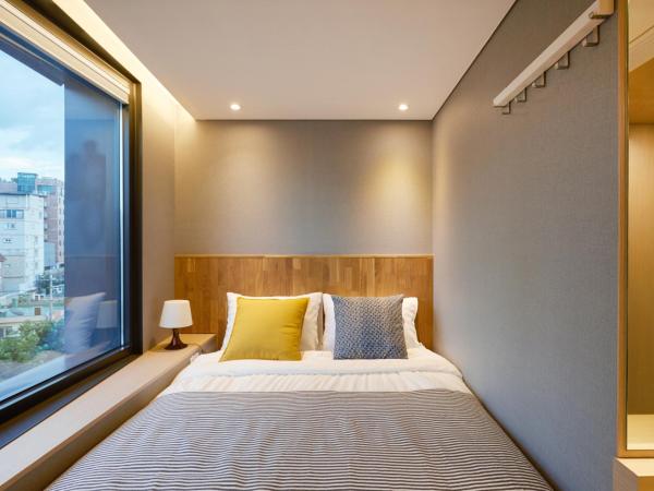 Hostel CLEO Seoul Hongdae : photo 2 de la chambre  chambre double avec salle de bains privative