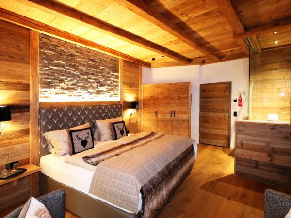 Amber Ski-in/out Hotel & Spa : photo 1 de la chambre chambre lit king-size avec balcon