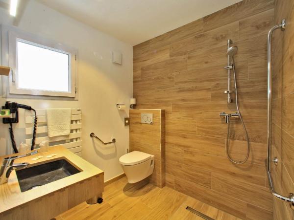 Logis Hôtel La Chaize : photo 2 de la chambre petite chambre lits jumeaux