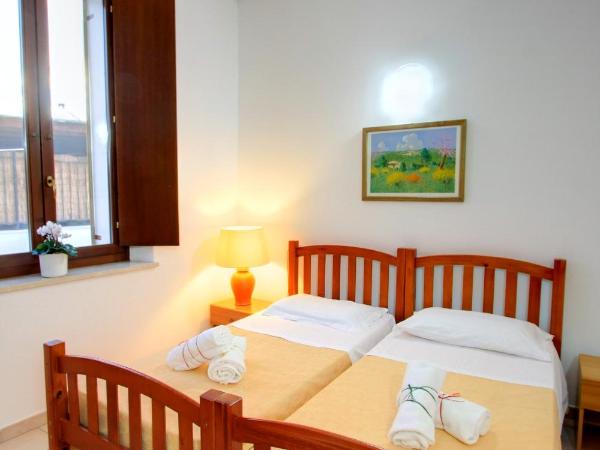 Hostel Marina : photo 1 de la chambre chambre lits jumeaux