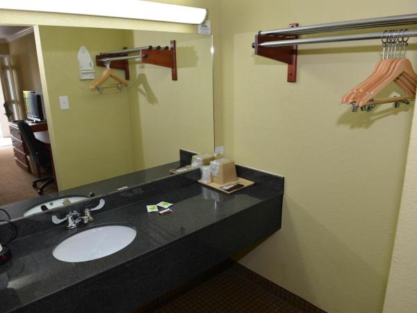 Days Inn by Wyndham Houston East : photo 2 de la chambre chambre double avec 2 lits doubles - non-fumeurs
