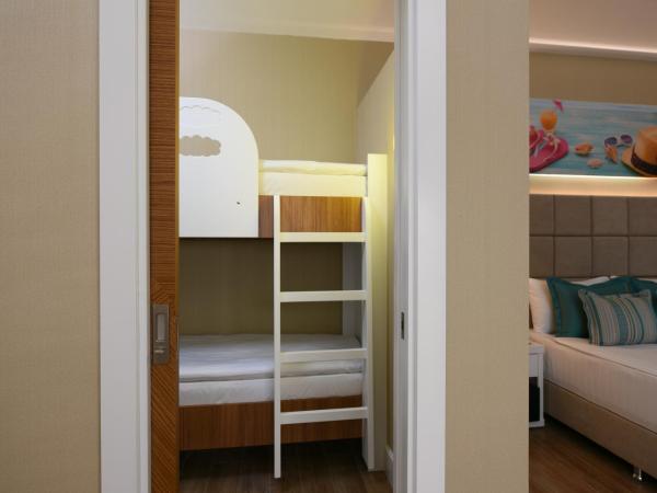 Asia Beach Resort & Spa Hotel : photo 2 de la chambre chambre familiale avec lits superposés