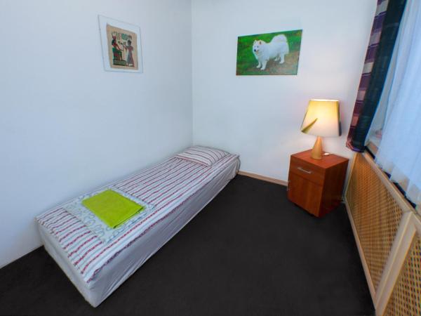 Wilanowska Hostel : photo 2 de la chambre chambre simple avec salle de bains commune