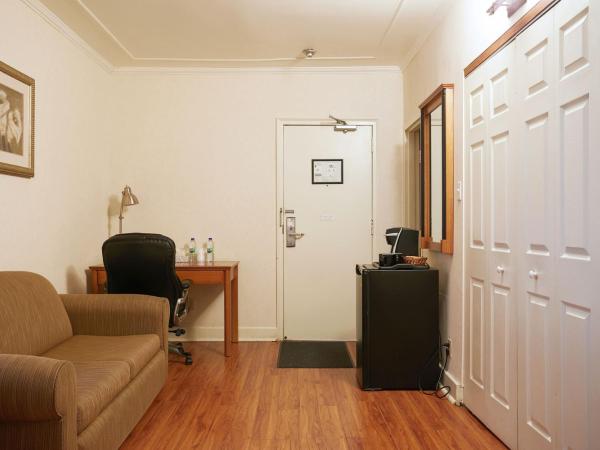 Hotel St-Denis : photo 7 de la chambre chambre deluxe avec 2 lits doubles