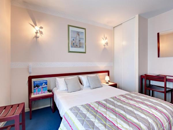 Hôtel SABLES D'O et son restaurant LE 16 BIS : photo 4 de la chambre chambre double - vue sur port