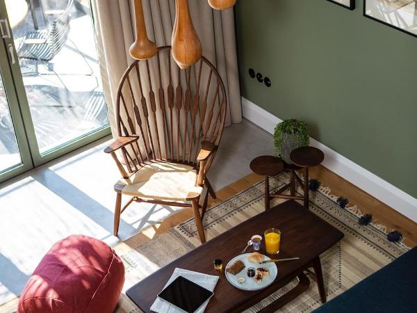 The Foundry Suites : photo 4 de la chambre suite lit king-size avec balcon