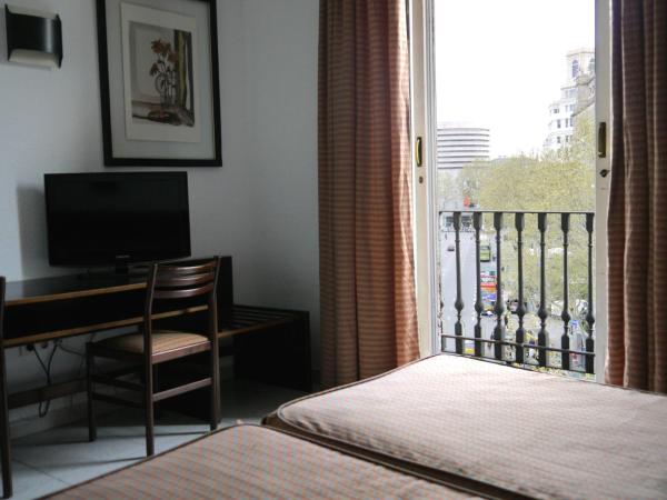 Hotel Monegal : photo 6 de la chambre chambre double avec balcon - vue sur place catalunya