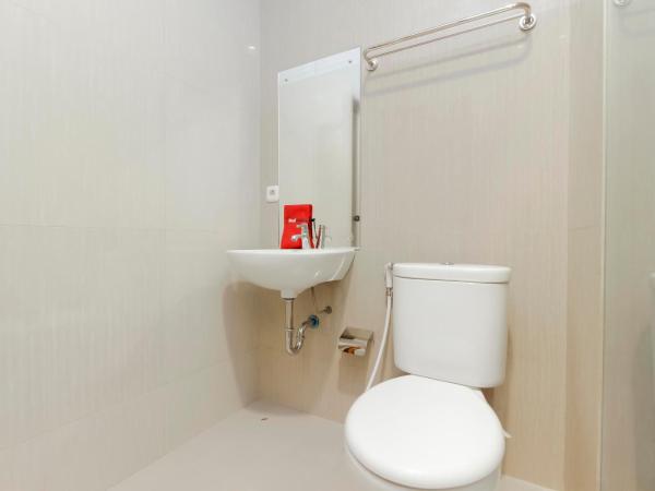 RedDoorz Premium near Ragunan Zoo 2 : photo 2 de la chambre chambre lits jumeaux deluxe