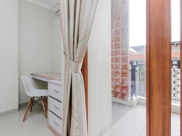 RedDoorz Premium near Ragunan Zoo 2 : photo 10 de la chambre chambre deluxe