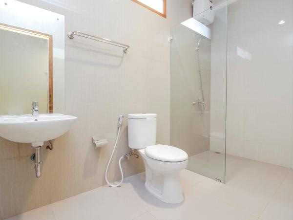 RedDoorz Premium near Ragunan Zoo 2 : photo 9 de la chambre chambre double