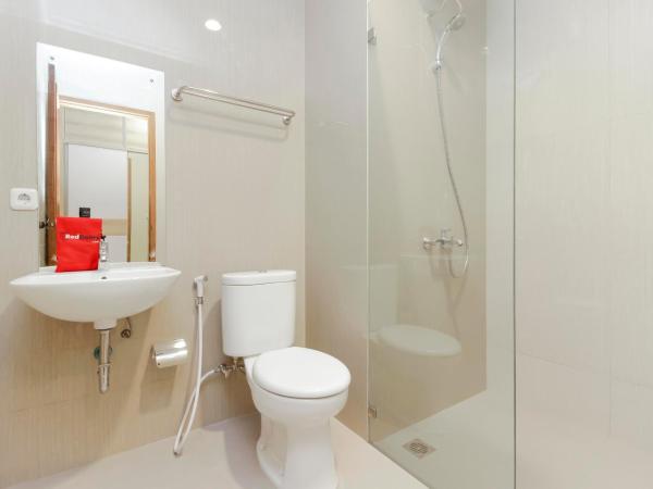 RedDoorz Premium near Ragunan Zoo 2 : photo 8 de la chambre chambre double