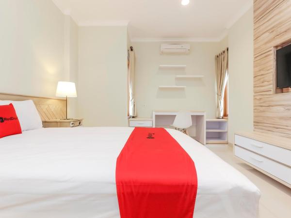 RedDoorz Premium near Ragunan Zoo 2 : photo 6 de la chambre chambre deluxe