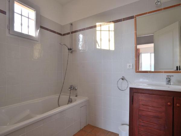 Résidence Les Hameaux de Santa Giulia : photo 3 de la chambre villa 2 chambres supérieure avec terrasse - vue sur mer (6 adultes)