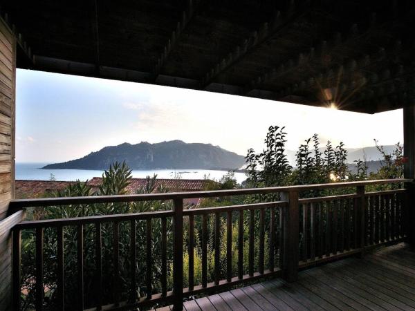 Résidence Les Hameaux de Santa Giulia : photo 4 de la chambre villa 2 chambres supérieure avec terrasse - vue sur mer (6 adultes)