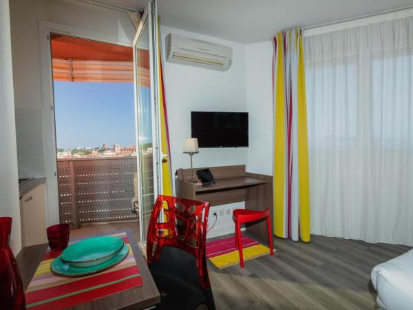 Appart-Hôtel Mer & Golf City Perpignan Centre : photo 4 de la chambre studio double confort avec balcon