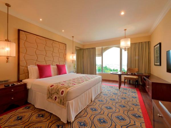 Taj Krishna : photo 6 de la chambre chambre lit king-size de luxe - vue sur ville
