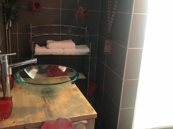 Hôtel restaurant le delta : photo 2 de la chambre chambre triple avec salle de bains privative séparée