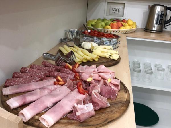 Khome Rooms & Apartment : photo 1 de la chambre chambre lit king-size avec balcon