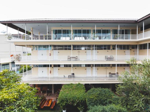 Feung Nakorn Balcony Rooms and Cafe : photo 4 de la chambre chambre quadruple