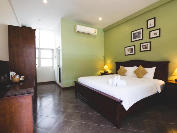 Feung Nakorn Balcony Rooms and Cafe : photo 6 de la chambre chambre deluxe double ou lits jumeaux
