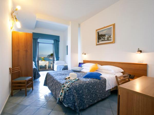 Hotel Settimo Cielo : photo 1 de la chambre chambre quadruple avec balcon et vue sur la mer