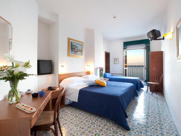 Hotel Settimo Cielo : photo 4 de la chambre chambre triple - vue sur mer