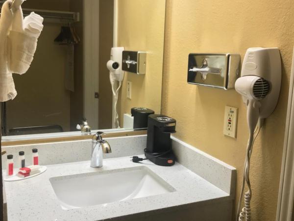 Days Inn by Wyndham San Antonio Airport : photo 4 de la chambre chambre lit king-size nk1 - non-fumeurs