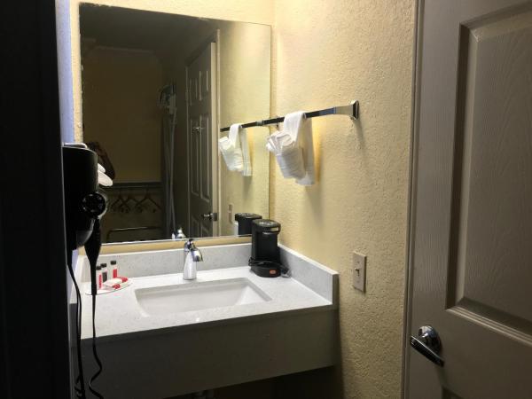 Days Inn by Wyndham San Antonio Airport : photo 4 de la chambre chambre lit king-size avec douche accessible en fauteuil roulant - adaptée aux personnes malentendantes/à mobilité réduite - non-fumeurs