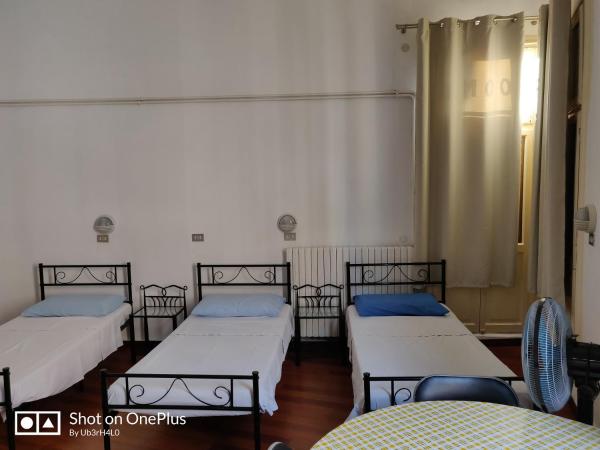 Archie's House : photo 1 de la chambre chambre quadruple avec salle de bains commune