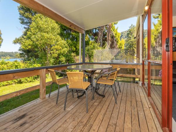 Blue Lake TOP 10 Holiday Park : photo 5 de la chambre lake view cabin with kitchen
