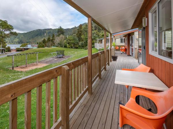 Blue Lake TOP 10 Holiday Park : photo 5 de la chambre deluxe cabin with lake view