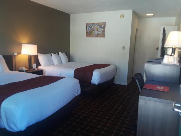 Econo Lodge Downtown : photo 6 de la chambre chambre lit queen-size avec 1 lit queen-size et 1 lit double